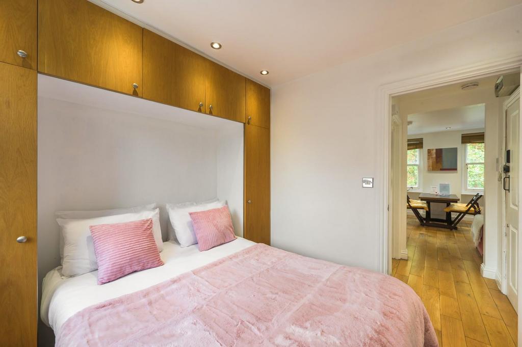Bedroom (2).jpg