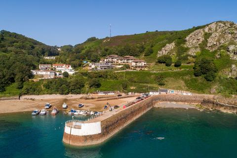 2 bedroom property to rent, 20 La Falaise De Fremont, St John