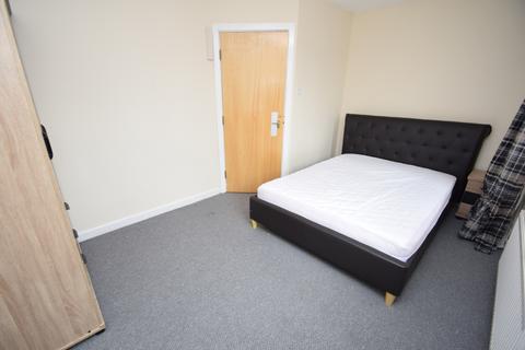 1 bedroom townhouse to rent, Stretford Road, Hulme, Manchester. M15 4AW