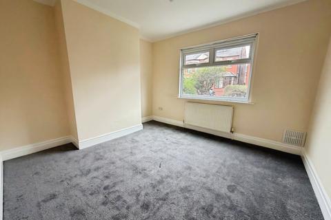 3 bedroom semi-detached house to rent, Trenant Road, Salford