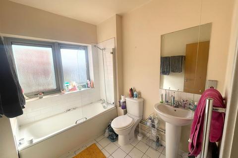2 bedroom flat to rent, *£135pppw Excluding Bills* Portland Square, Nottingham, NG7 4HR