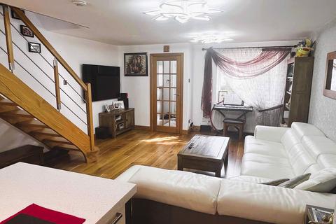 3 bedroom end of terrace house for sale, Burndell Way, Hayes, UB4 9YF