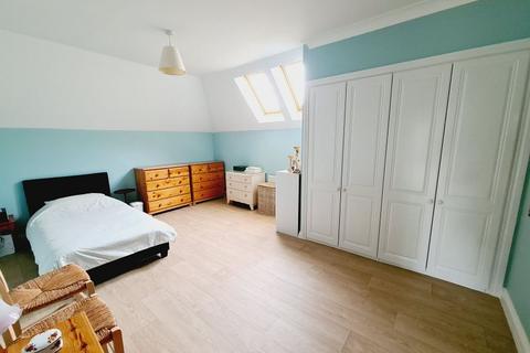 1 bedroom flat for sale, Cobham Road, Fetcham KT22