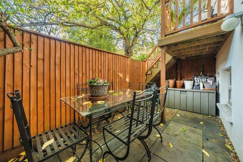2 bedroom flat to rent, Tadmor Street, London W12