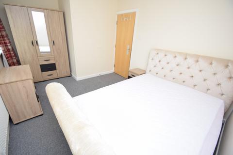 1 bedroom townhouse to rent, Stretford Road, Hulme, Manchester. M15 4AW