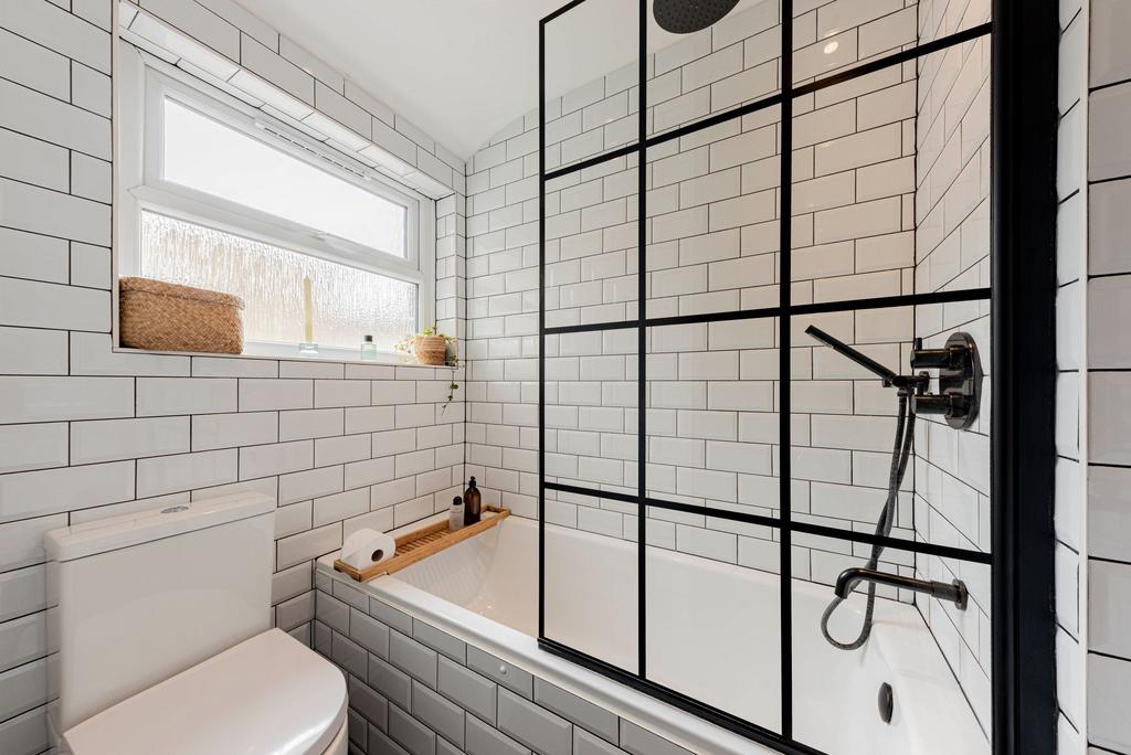 Bathroom W.C (2)