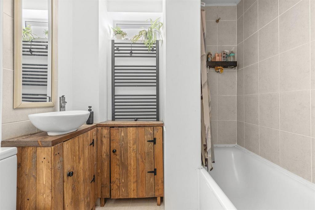 Flat 1, 52 Whitelands Road, HP12 3 EL-3.jpg