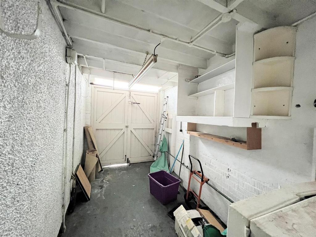 Garage/Workshop