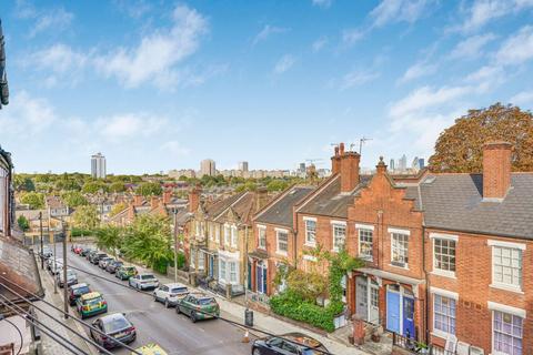 2 bedroom property to rent, Theatre Street, London, SW11