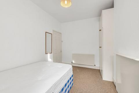 2 bedroom property to rent, Theatre Street, London, SW11