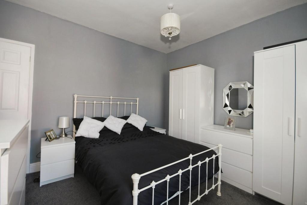 BEDROOM 1 02.jpg