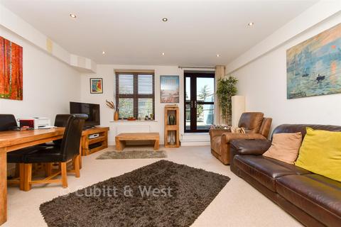 Flat B, 3 - 5 North Street, Leatherhead, KT22 7AX