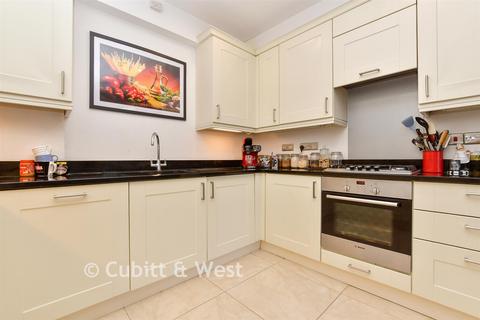 Flat B, 3 - 5 North Street, Leatherhead, KT22 7AX