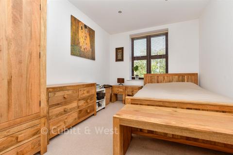 Flat B, 3 - 5 North Street, Leatherhead, KT22 7AX