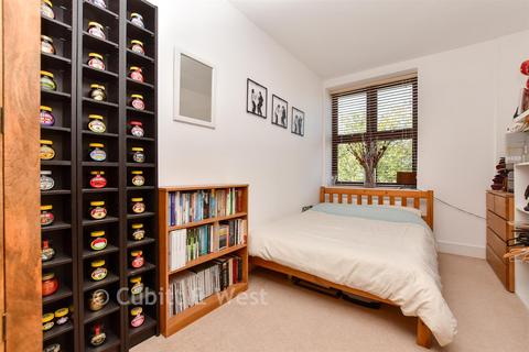 Flat B, 3 - 5 North Street, Leatherhead, KT22 7AX