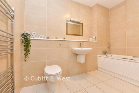 Flat B, 3 - 5 North Street, Leatherhead, KT22 7AX