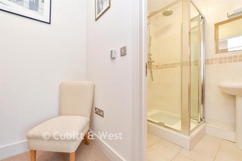 Flat B, 3 - 5 North Street, Leatherhead, KT22 7AX