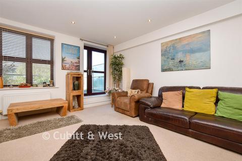 Flat B, 3 - 5 North Street, Leatherhead, KT22 7AX