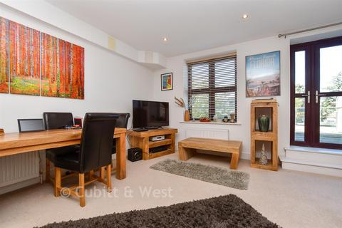 Flat B, 3 - 5 North Street, Leatherhead, KT22 7AX