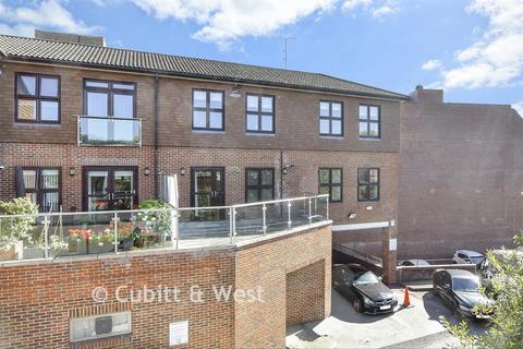 Flat B, 3 - 5 North Street, Leatherhead, KT22 7AX
