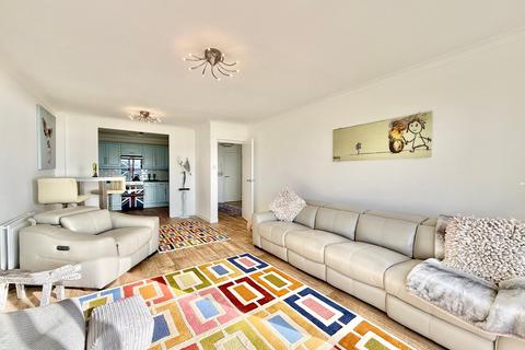 2 bedroom flat to rent, Sutton Place, Bexhill-on-Sea, TN40