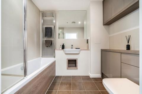 2 bedroom flat to rent, Robertson Road, London E16