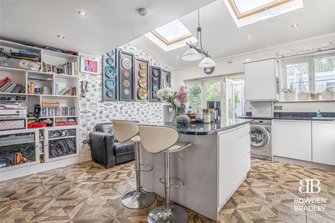 4 bedroom house for sale, Hanover Gardens, Ilford, IG6