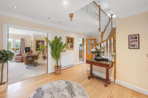 4 bedroom detached house to rent, Church Close, Leatherhead KT22
