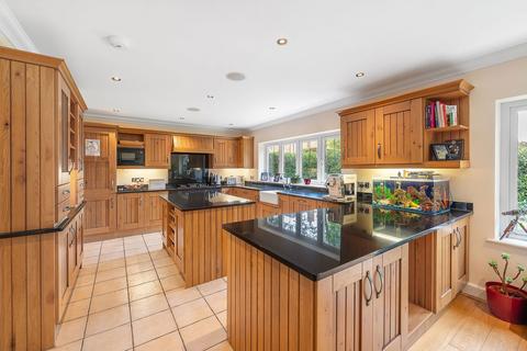 4 bedroom detached house to rent, Church Close, Leatherhead KT22