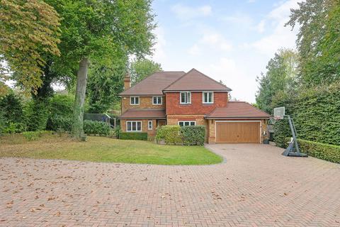 4 bedroom detached house to rent, Church Close, Leatherhead KT22