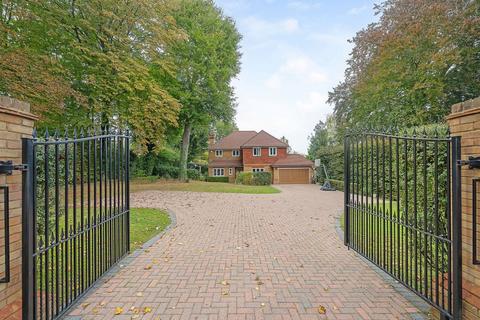 4 bedroom detached house to rent, Church Close, Leatherhead KT22