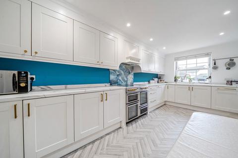 4 Garden Close, Hook, RG27 9QZ