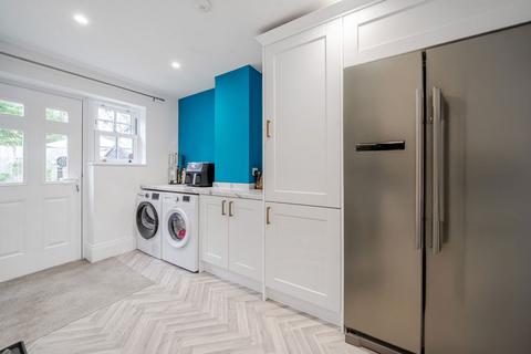 4 Garden Close, Hook, RG27 9QZ