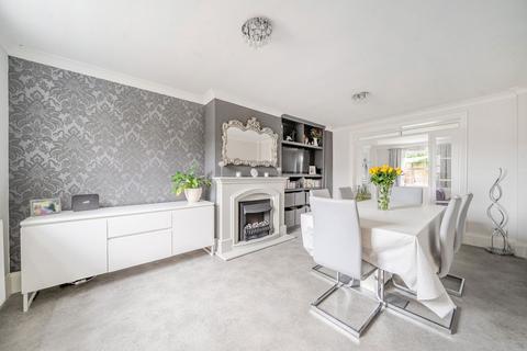 4 Garden Close, Hook, RG27 9QZ