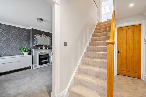 4 Garden Close, Hook, RG27 9QZ