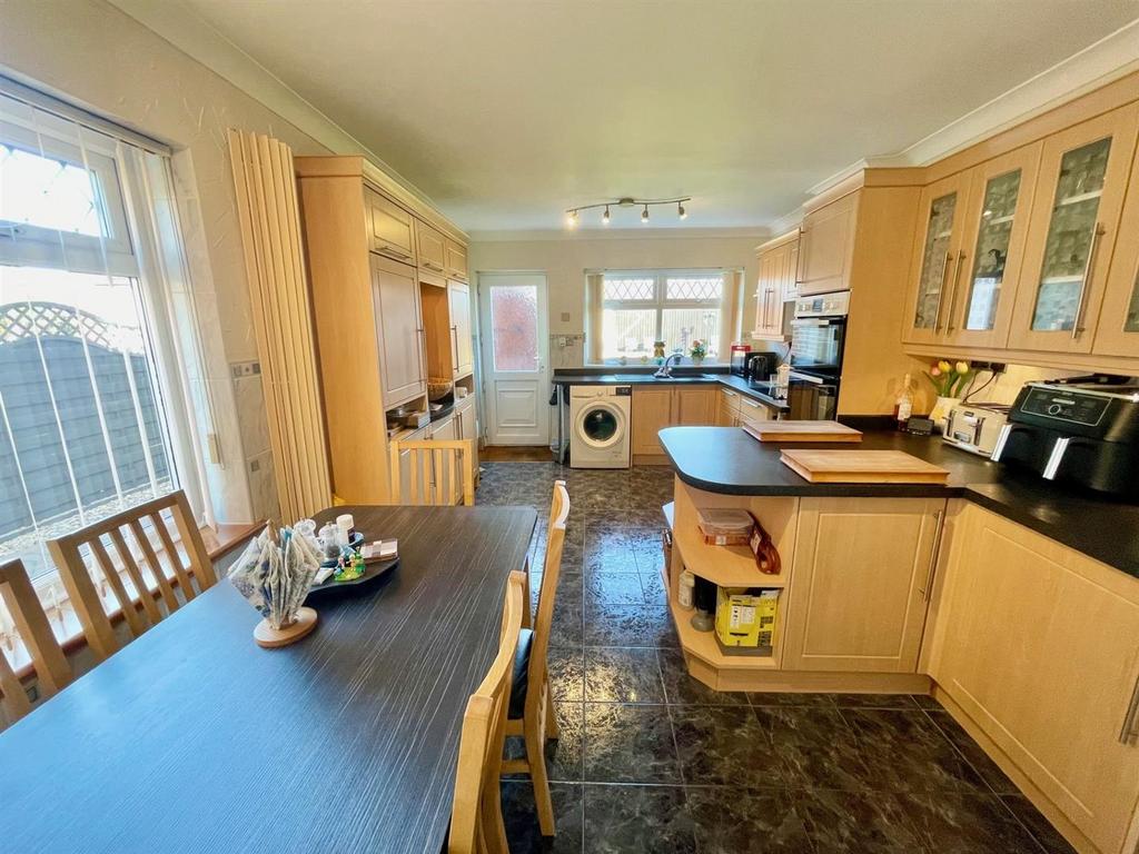 Kitchen 2.jpg