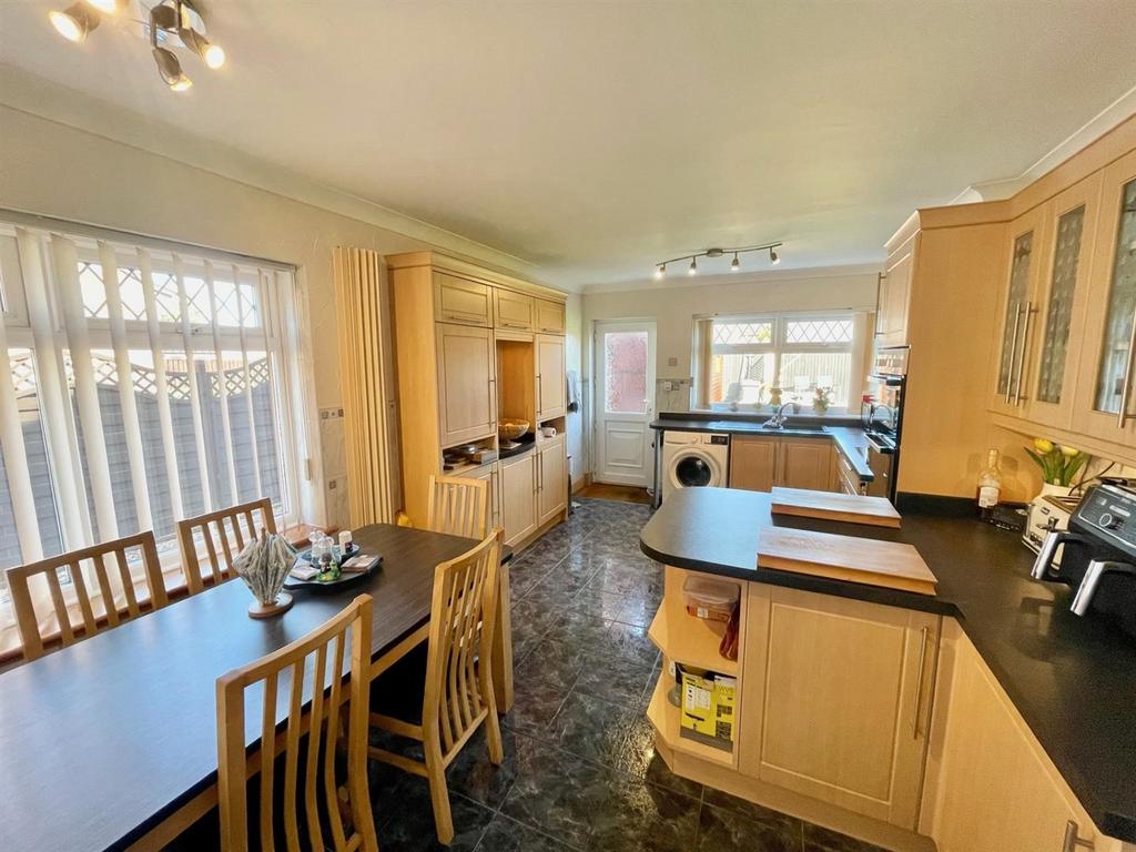 Kitchen 3.jpg