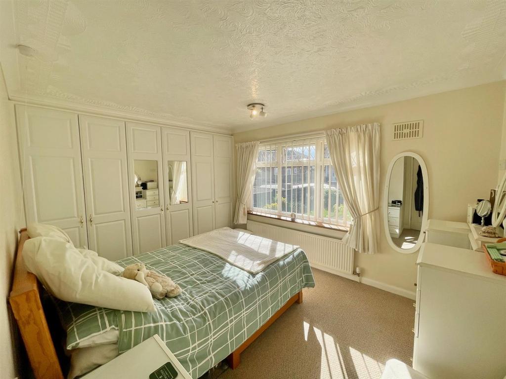 Bedroom 1.jpg