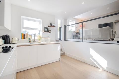 Flat 2, 10 Eardley Road, London, SW16 6BP