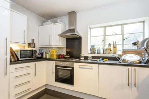 3 bedroom flat to rent, Falloden Court, Finchley Central borders, NW11