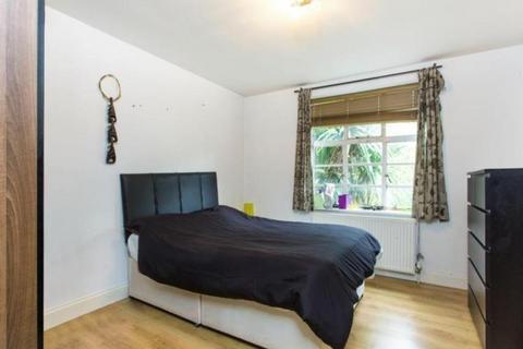 3 bedroom flat to rent, Falloden Court, Finchley Central borders, NW11