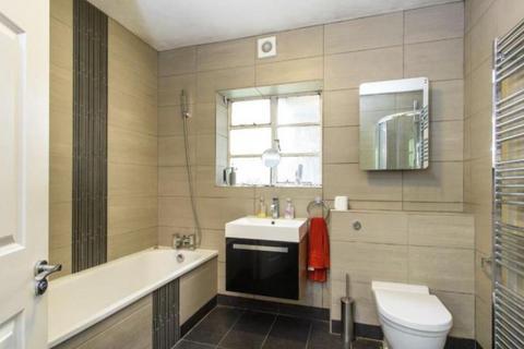 3 bedroom flat to rent, Falloden Court, Finchley Central borders, NW11