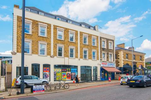 2 bedroom flat to rent, Kew Bridge Road, Brentford, Middlesex