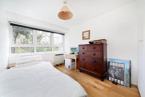 3 bedroom flat for sale, Goulden House, Bullen Street, London