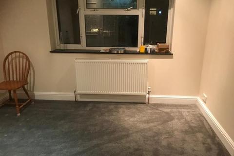 2 bedroom flat to rent, West Way, Hounslow TW5