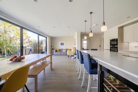18 Poynings Way, London, N12 7LP