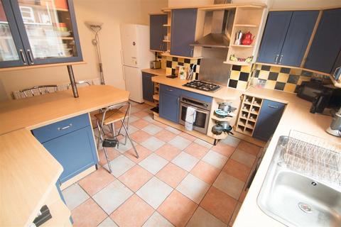 4 bedroom terraced house to rent, Harold Grove, Hyde Park, Leeds, LS6 1PH