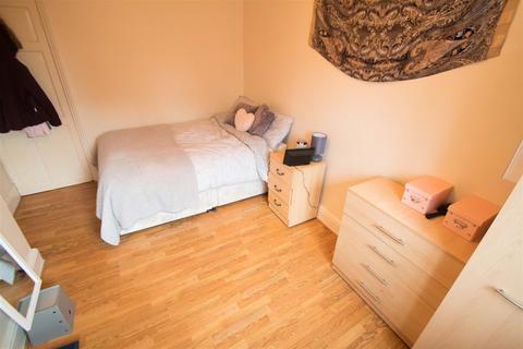 4 bedroom terraced house to rent, Harold Grove, Hyde Park, Leeds, LS6 1PH