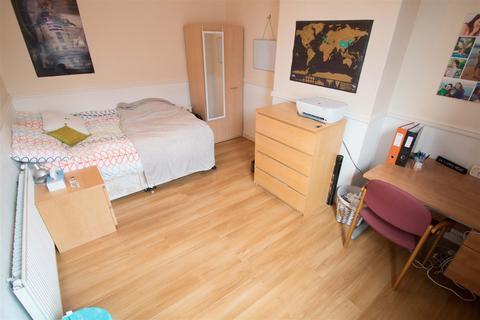 4 bedroom terraced house to rent, Harold Grove, Hyde Park, Leeds, LS6 1PH
