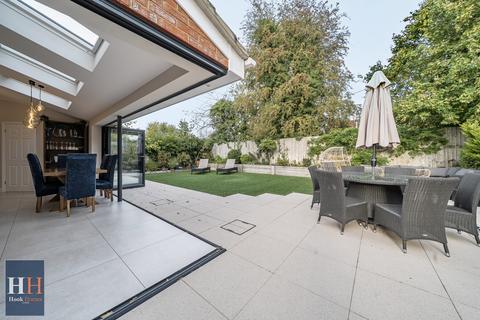 1 Lees Meadow, Hook, RG27 9RZ